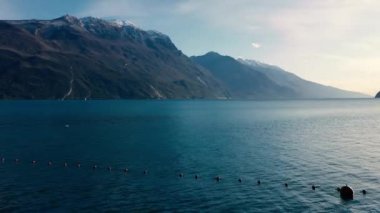 Drone 'lu hava aracı, sonbahar zamanı dağlarla çevrili güzel Garda Gölü manzarası, Trentino Alto Adige bölgesi, Lago di garda, İtalya