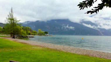 Drone 'lu hava aracı, sonbahar zamanı dağlarla çevrili güzel Garda Gölü manzarası, Trentino Alto Adige bölgesi, Lago di garda, İtalya