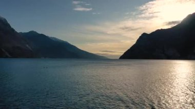 Drone 'lu hava aracı, sonbahar zamanı dağlarla çevrili güzel Garda Gölü manzarası, Trentino Alto Adige bölgesi, Lago di garda, İtalya