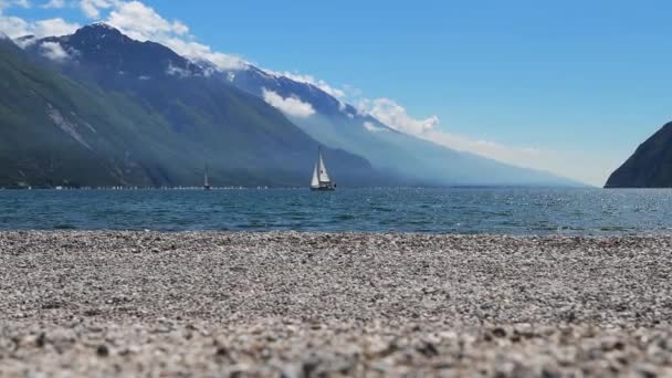 드론으로찍은 시간에 산으로 둘러싸인 아름다운 가르다 호수의 Trentino Alto Adige — 비디오