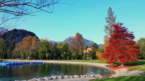 Vídeo Aéreo Con Dron Vista Del Hermoso Lago Garda Rodeado — Vídeos de Stock