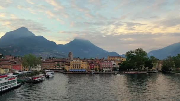 Luchtfoto Met Drone Uitzicht Prachtige Stad Riva Del Garda Het — Stockvideo