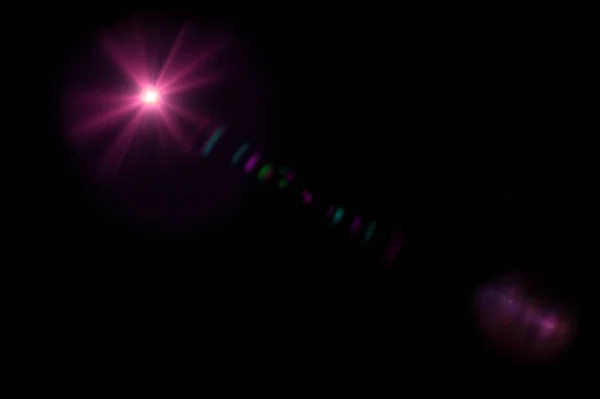 Siyah arkaplanda mor ışık mercekleri parlıyor. — Stok fotoğraf