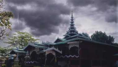 Myanmar stili tapınaklı Graay bulutları.
