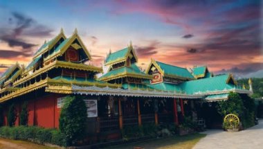 Myanmar stili tapınaklı Graay bulutları.
