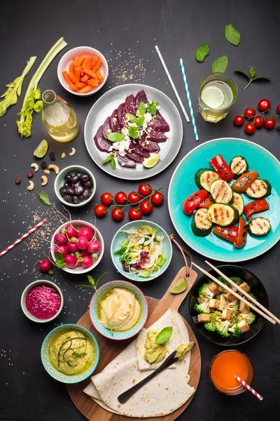 Colorida mesa de cena vegetariana de fiesta desde arriba —  Fotos de Stock