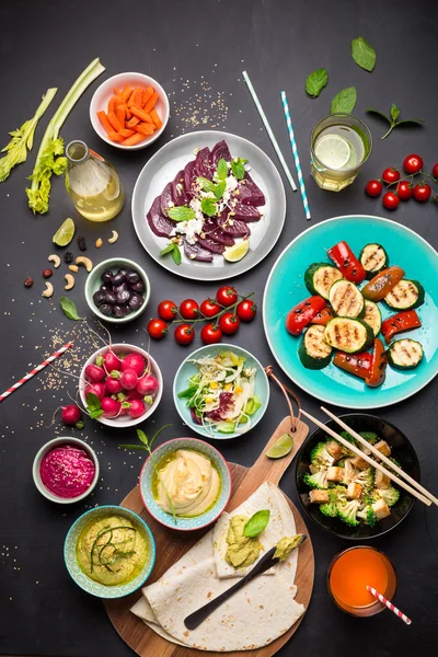 Colorato vegetariano banchetto tavolo da pranzo dall'alto — Foto Stock