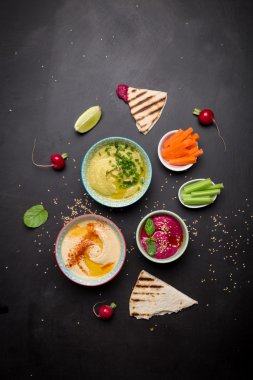 Çeşitli vejetaryen renkli dips pide ile