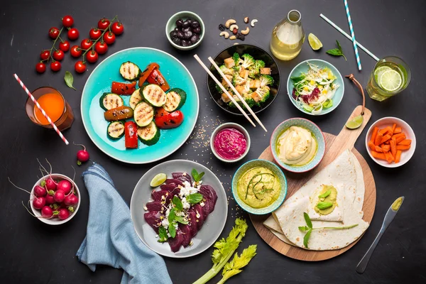 Mesa de jantar de festa vegetariana colorida de cima — Fotografia de Stock