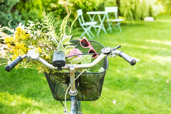 Cesto per biciclette pieno di romantico mazzo di fiori selvatici — Foto Stock