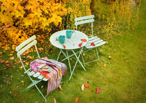 Színes őszi kerti Zug, forró teával és takaró — Stock Fotó