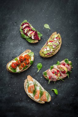 Siyah renkli sandviç çeşitleri