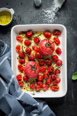 Siyah beyaz bir seramik tabak içinde kavrulmuş domates