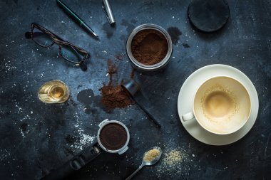 Cafe masa - espresso aksesuarları, boş kahve fincanı