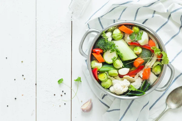 Minestra fresca di primavera fresca variopinta - brodo vegetariano — Foto Stock