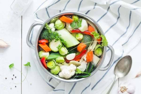 Farbenfrohe frische Frühlingssuppe - vegetarische Brühe — Stockfoto