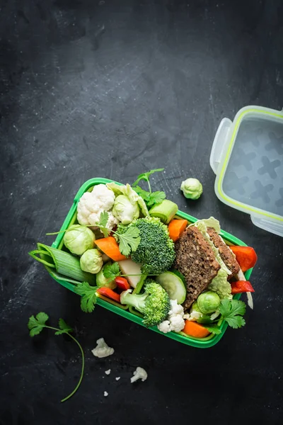 Шкільна або пікнік обідня коробка з бутербродом та овочами — стокове фото