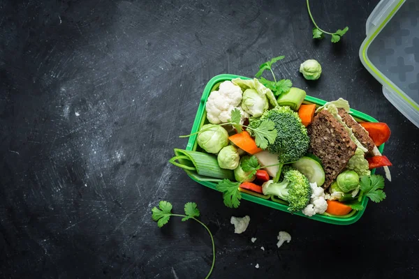 Pranzo a scuola o al sacco con panino e verdure — Foto Stock