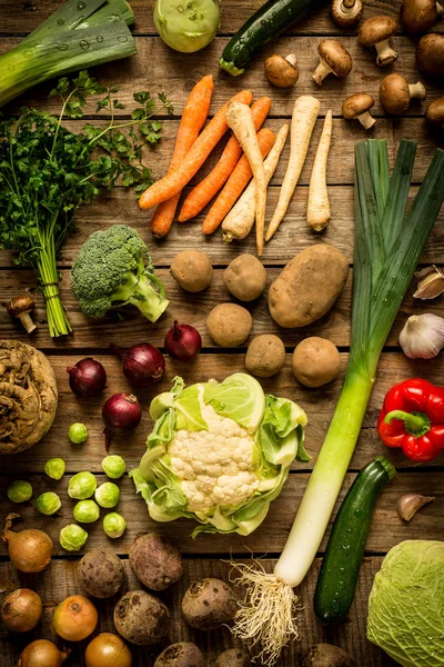 Verdure autunnali (autunnali) su fondo di legno vintage — Foto Stock