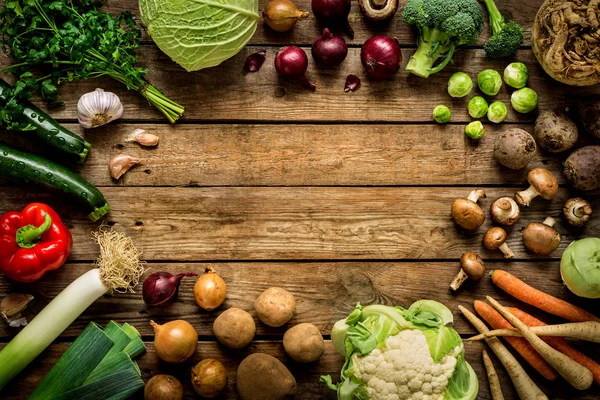 Verdure autunnali (autunnali) su fondo di legno vintage — Foto Stock