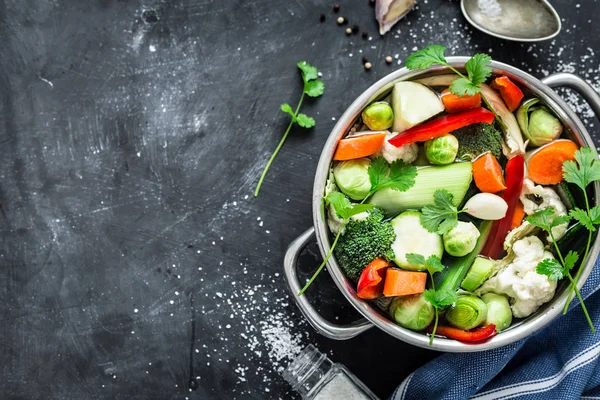 Farbenfrohe frische Frühlingssuppe - vegetarische Brühe — Stockfoto
