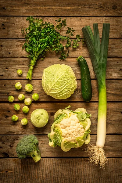 ビンテージの素朴な木製の背景に緑の野菜 — ストック写真