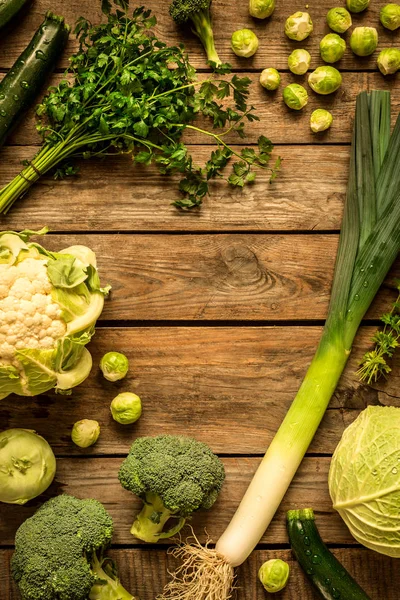 Зелені овочі на старовинному сільському дерев'яному фоні — стокове фото