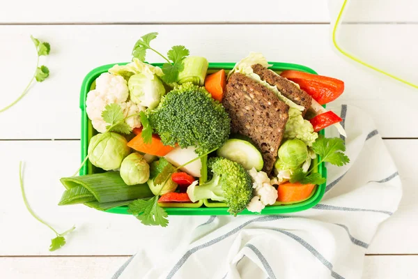 学校或野餐午餐盒蔬菜和三明治 — 图库照片