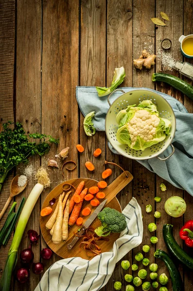 Cocina rústica, cocina - preparación de otoño (otoño) verduras —  Fotos de Stock