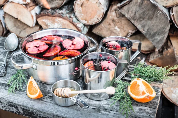 Horké svařené víno venkovní v hrnci - zimní nebo podzimní piknik — Stock fotografie