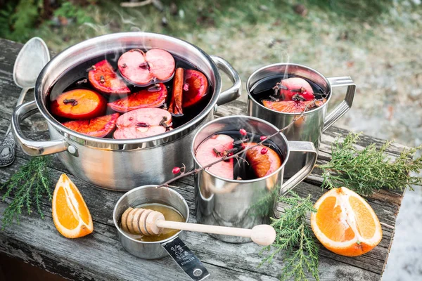 Horké svařené víno venkovní v hrnci - zimní nebo podzimní piknik — Stock fotografie