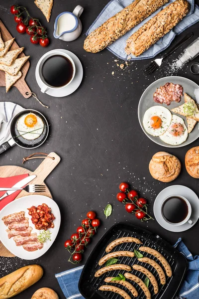 Desayuno inglés completo sobre fondo de pizarra negra — Foto de Stock