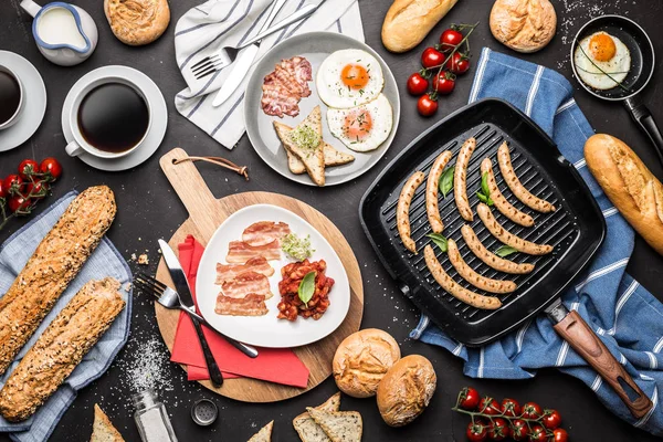 Teljes angol reggelit a háttér fekete chalkboard — Stock Fotó