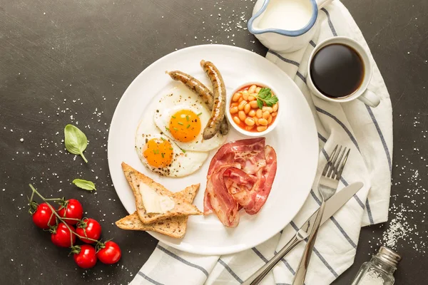 Desayuno inglés completo en plato blanco, fondo negro . — Foto de Stock