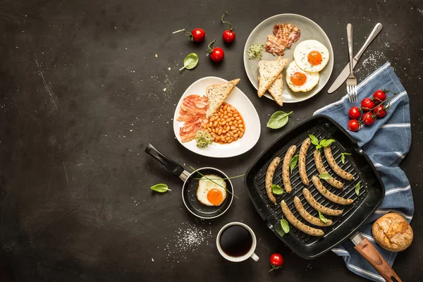 Desayuno inglés completo sobre fondo de pizarra negra — Foto de Stock
