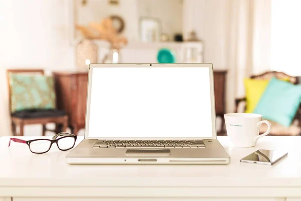 Laptop-Computer mit leerem Bildschirm im Innenraum — Stockfoto