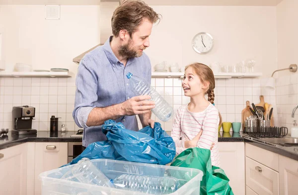 Reciclagem - triagem familiar (segregação) de resíduos domésticos — Fotografia de Stock