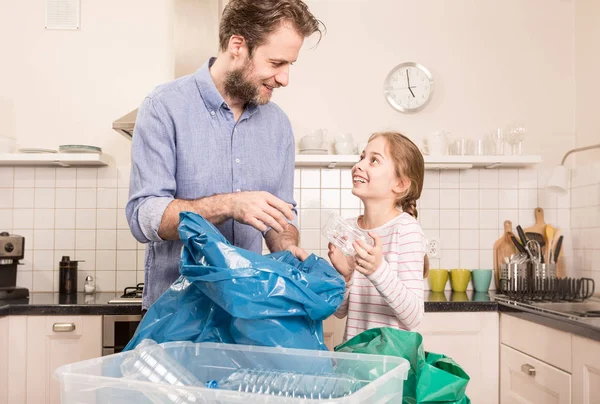 Återvinning - familj sortering (segregerande) hushållsavfall — Stockfoto