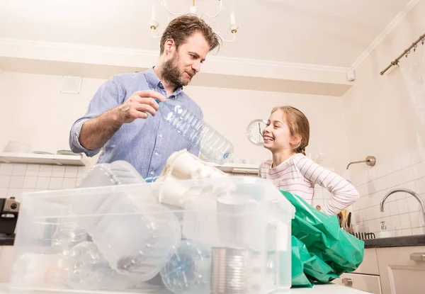 Återvinning - familj sortering (segregerande) hushållsavfall — Stockfoto