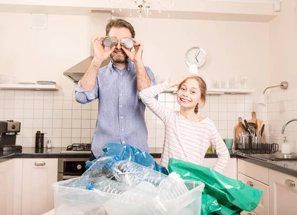Reciclagem - família se divertindo enquanto classifica resíduos — Fotografia de Stock