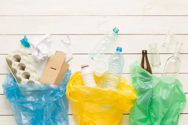 Reciclagem e ecologia - triagem de resíduos em sacos — Fotografia de Stock