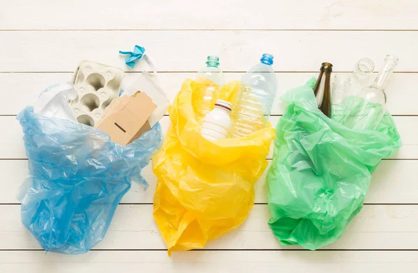 Daur ulang dan ekologi - menyortir limbah menjadi kantong — Stok Foto