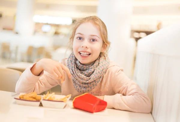 Niña (niño) cenando en un restaurante de comida rápida —  Fotos de Stock