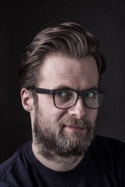 Beyaz sakallı adam gözlüklü karanlık moody portresi