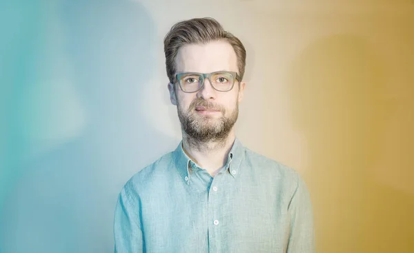 Renkli gözlüklü beyaz sakallı adam portresi — Stok fotoğraf