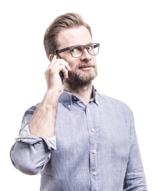 Cep telefonu (akıllı telefon üzerinde konuşurken mavi tişörtlü adam)