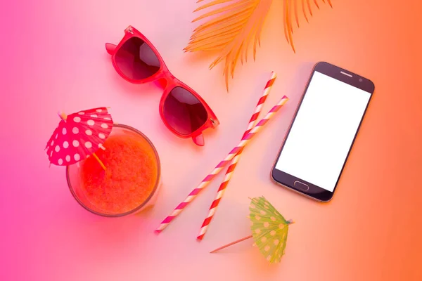 Sommerurlaub - Smartphone, Sonnenbrille und Drink — Stockfoto