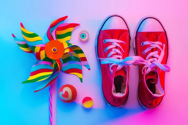 Infanzia - scarpe da ginnastica e giocattoli (girandola e palle di gomma ) — Foto Stock