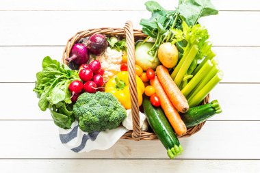 Hasır sepet ahşap üzerine renkli organik bahar sebze