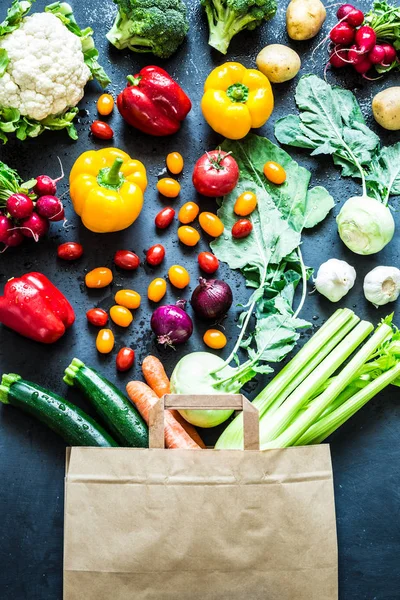 Πολύχρωμο βιολογικά λαχανικά στον οικολογικό χαρτί shopping bag — Φωτογραφία Αρχείου